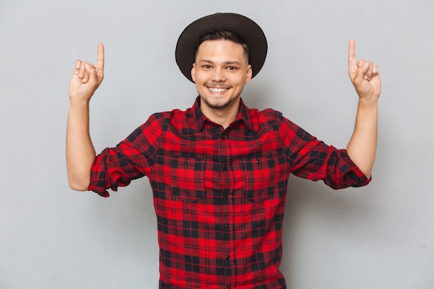 Uomo sorridente che indica allo spazio vuoto