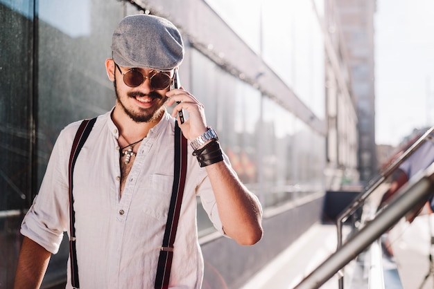 Uomo sorridente che parla sul telefono