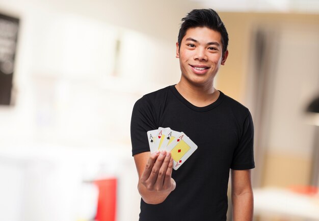 Uomo sorridente con i soldi in una mano