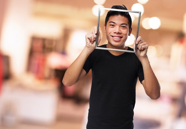 Uomo sorridente con il viso in una cornice