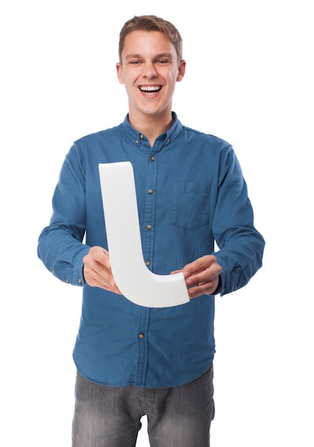 Uomo sorridente con la lettera &quot;L&quot;