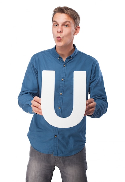 Uomo sorridente con la lettera &quot;u&quot;