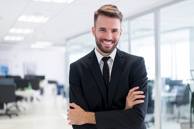 Uomo sorridente con le braccia incrociate