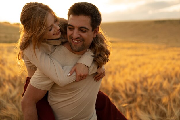 Uomo sorridente con tiro medio che porta donna