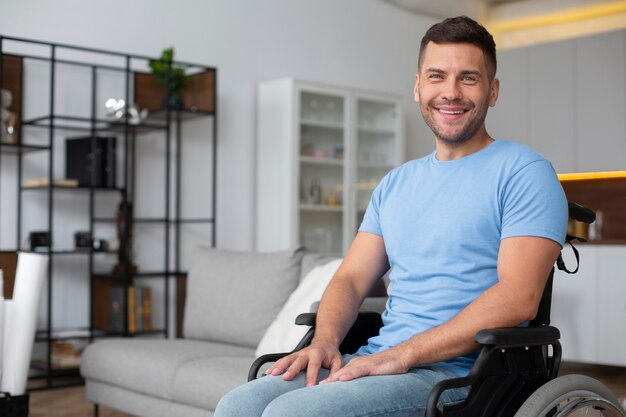 Uomo sorridente con tiro medio in sedia a rotelle