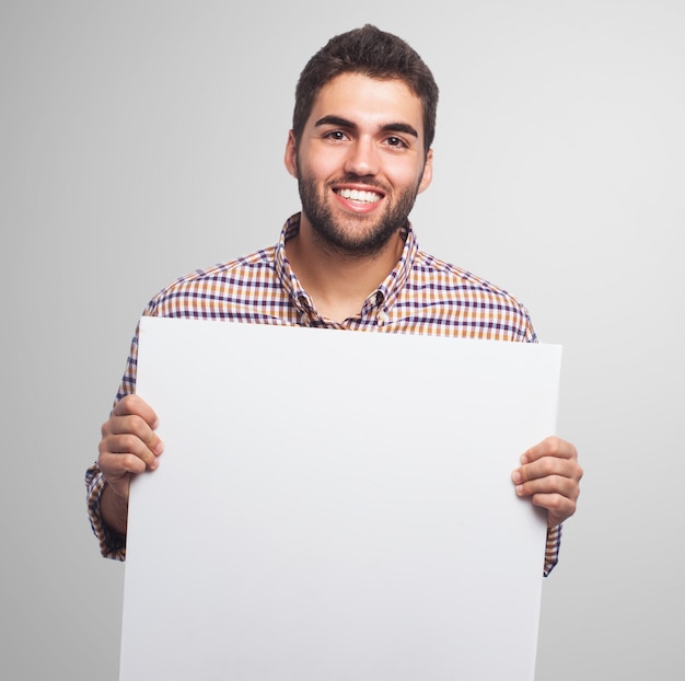 Uomo sorridente con un foglio di carta