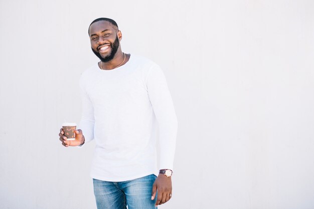 Uomo sorridente con una tazza di caffè