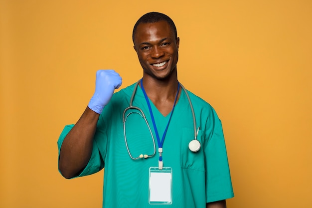 Uomo sorridente con vista frontale dello stetoscopio