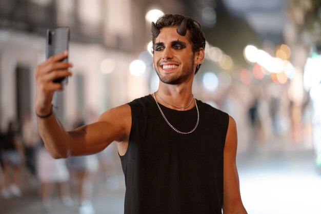 Uomo sorridente con vista frontale di corna