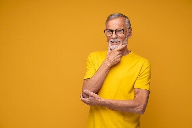 Uomo sorridente di colpo medio in posa