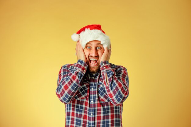 Uomo sorridente di natale che porta un cappello di Santa