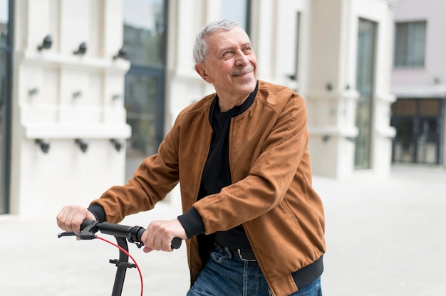 Uomo sorridente di tiro medio all'aperto