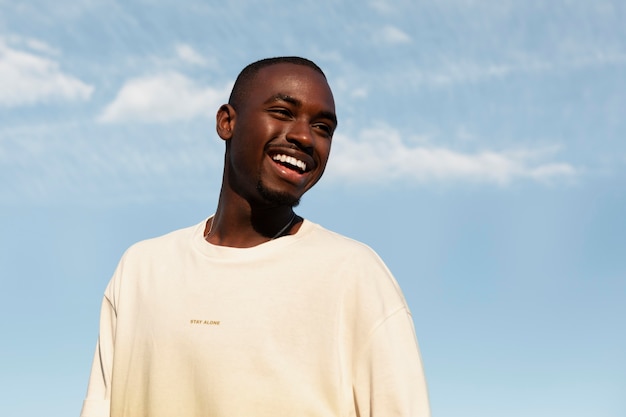 Uomo sorridente di tiro medio all'aperto