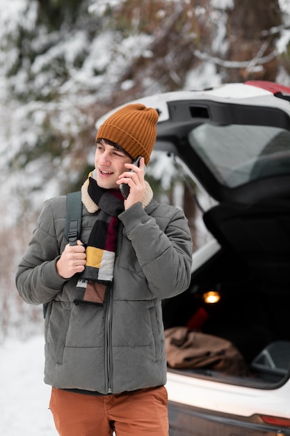 Uomo sorridente di tiro medio che parla al telefono