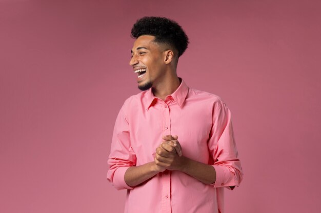 Uomo sorridente di tiro medio con sfondo rosa