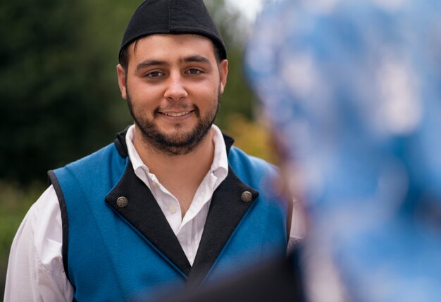 Uomo sorridente di vista frontale all'aperto