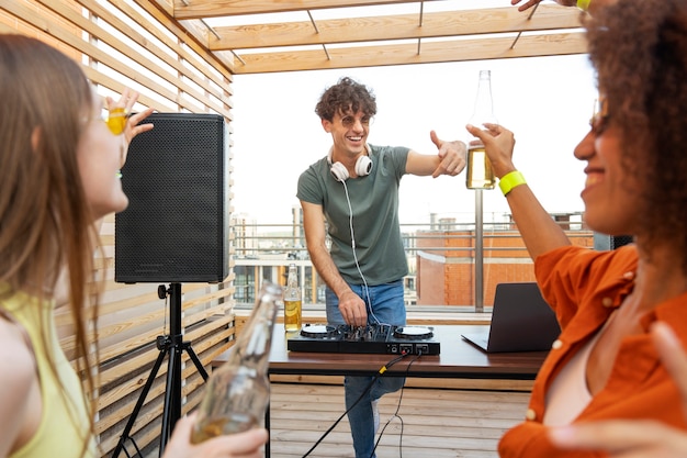 Uomo sorridente di vista frontale che è dj