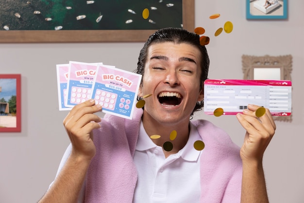 Uomo sorridente di vista frontale con i biglietti della lotteria