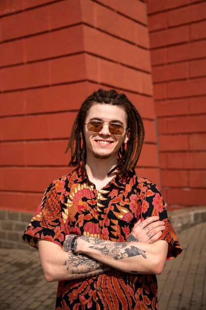 Uomo sorridente di vista frontale con i dreadlocks afro