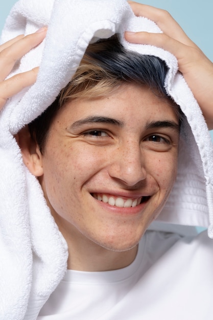 Uomo sorridente di vista laterale con asciugamano