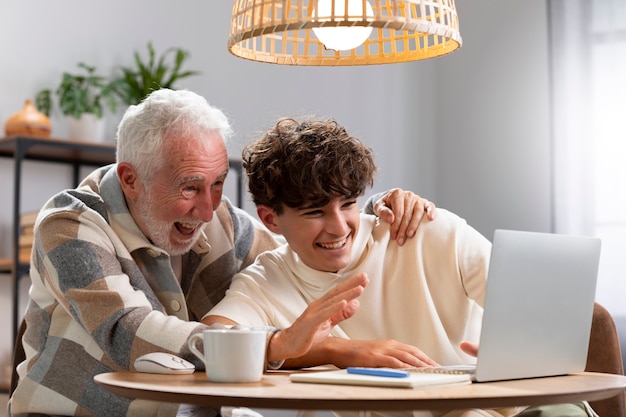 Uomo sorridente e adolescente di tiro medio