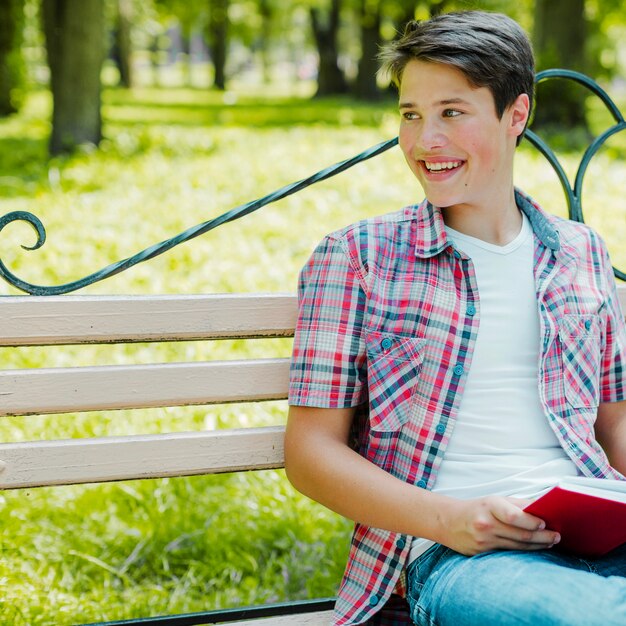 Uomo sorridente e posa con il libro