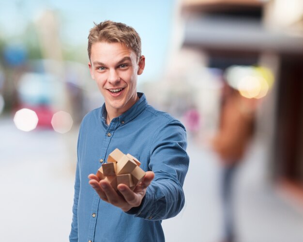 Uomo sorridente mentre si tiene un gioco di intelligenza di legno