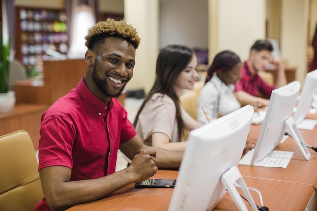 Uomo sorridente nella classe del calcolatore