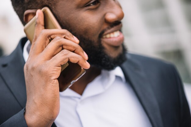 Uomo sorridente parlando al telefono