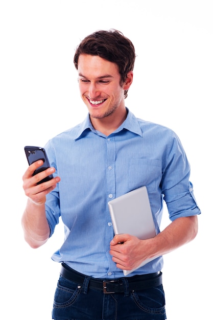 Uomo sorridente utilizzando dispositivi wireless