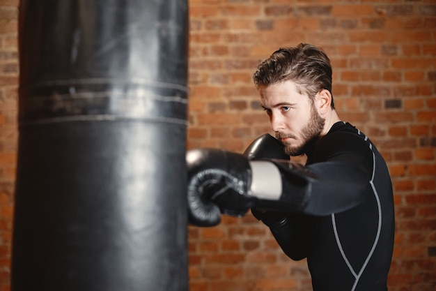 Uomo sportivo boxe. Foto del pugile su un anello. Forza e motivazione