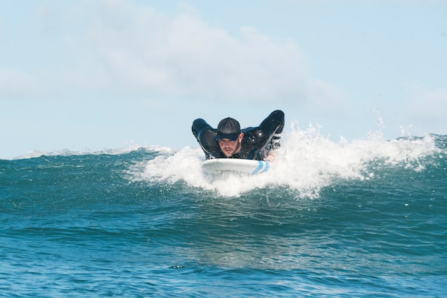 Uomo sportivo che fa surf alle hawaii