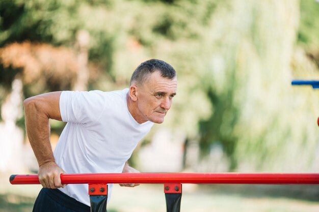 Uomo sportivo che lavora all'aperto