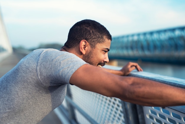 Uomo sportivo con il sorriso sul viso sempre concentrato e pronto per l'allenamento