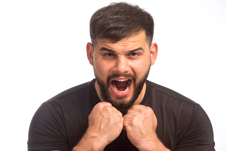 Foto gratuito uomo sportivo in camicia nera che mostra i suoi pugni.