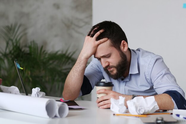 Uomo stanco al lavoro