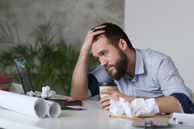 Uomo stanco al lavoro