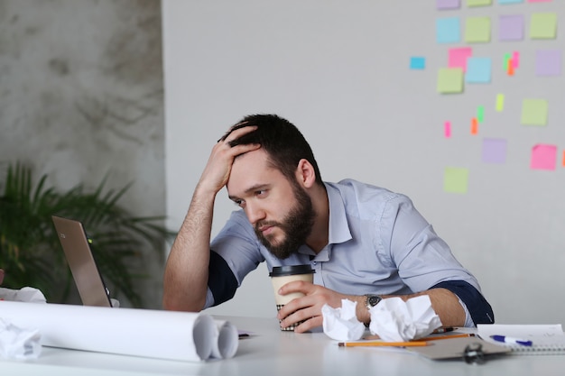 Uomo stanco al lavoro