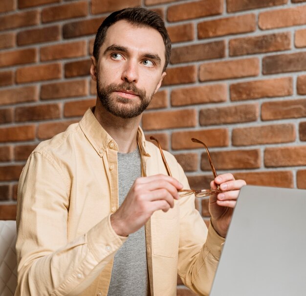 Uomo stanco dalla videochiamata