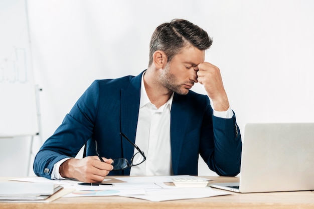 Uomo stanco di colpo medio con gli occhiali