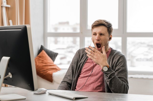 Uomo stanco di tiro medio alla scrivania