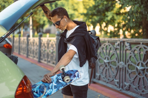 uomo steampunk sulla strada fuori e con uno skateboard