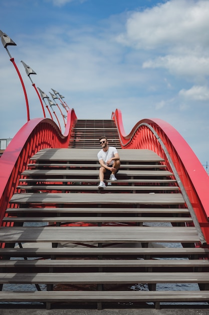 uomo sul ponte di amsterdam, ponte di pitone