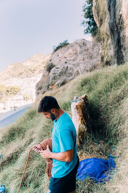 Uomo sulla collina vicino alla strada