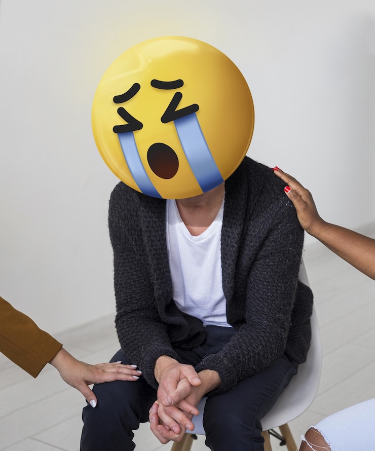 Foto gratuito uomo triste del colpo medio che si siede sulla sedia