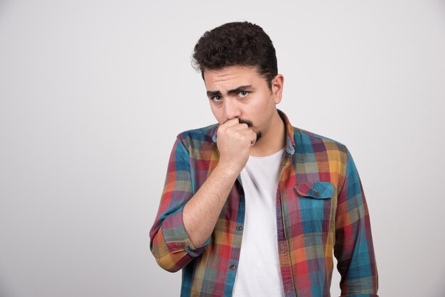 Uomo turbato in camicia variopinta che sembra seriamente