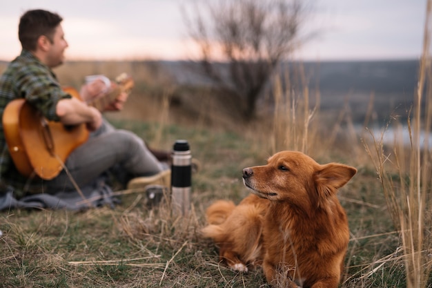 Uomo vago con cane carino