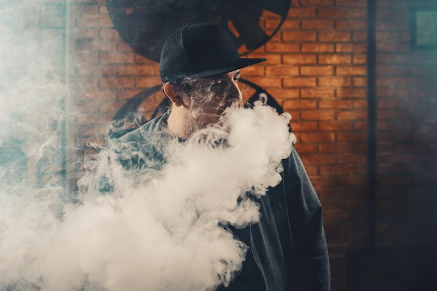 Uomo vaping una sigaretta elettronica