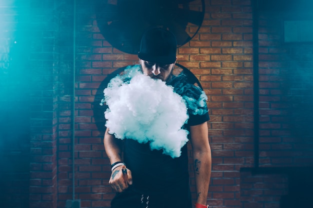 Uomo vaping una sigaretta elettronica