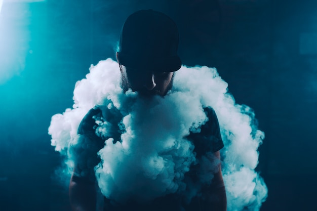 Uomo vaping una sigaretta elettronica